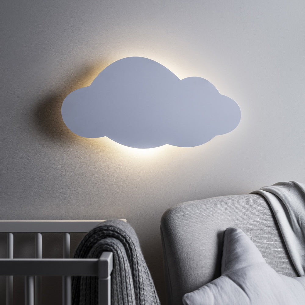 Weiße Wolken Wandlampe mit LED Hintergrundbeleuchtung an weißer Wand über Krippe.