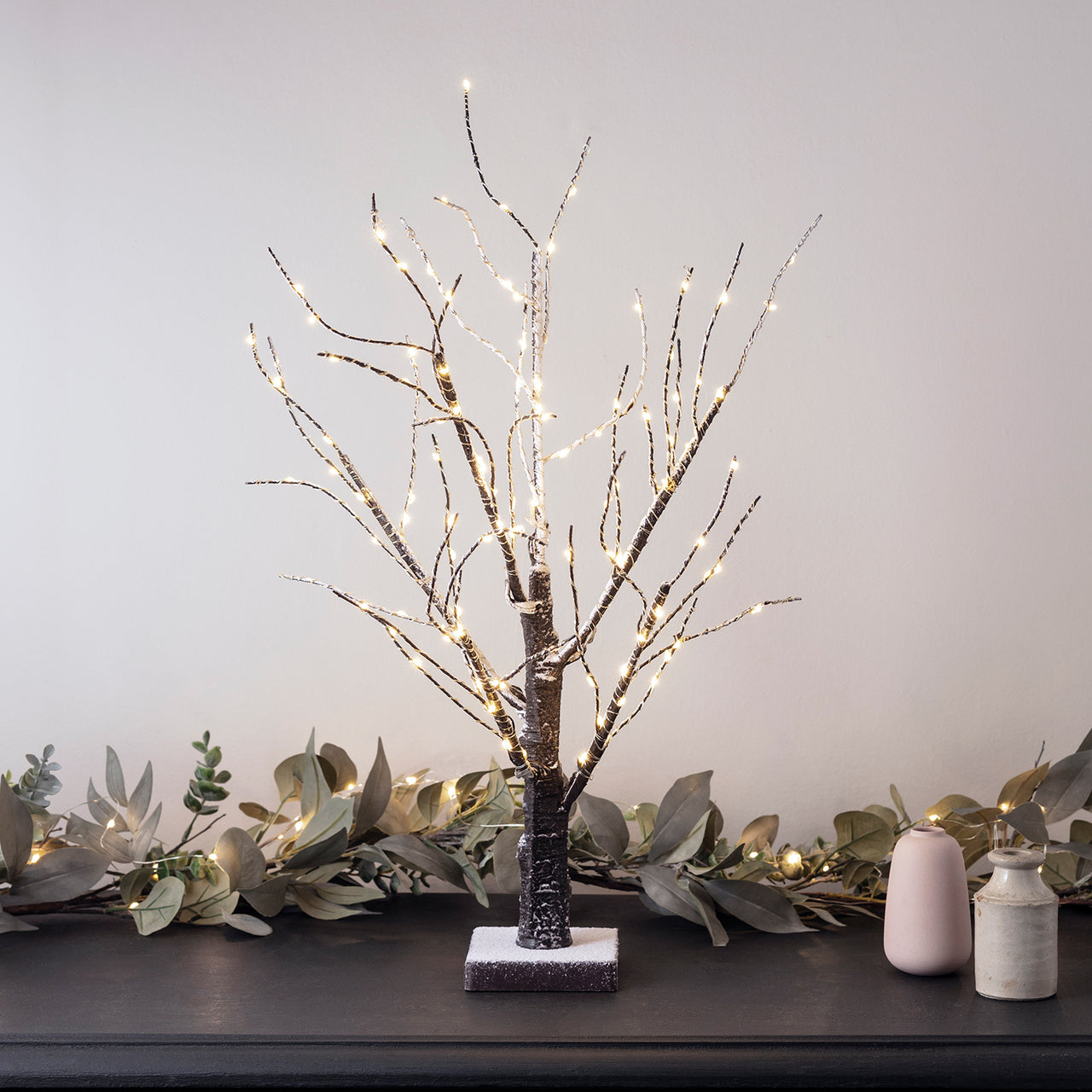 Kleiner LED-Baum vor Eukalyptus Girlande.