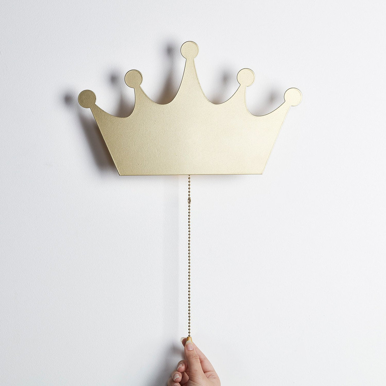 Wandleuchte Krone mit Hand.