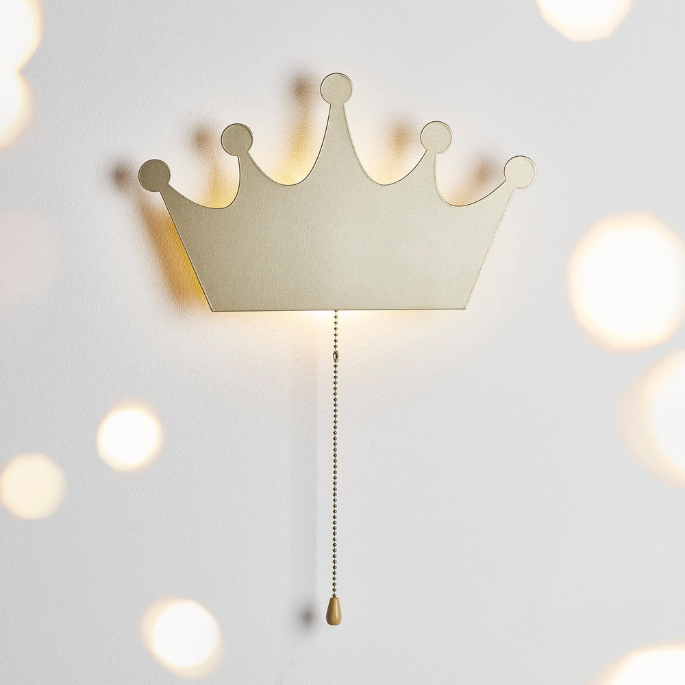 Goldene Krone Wandleuchte angeschaltet mit Lichteffekten.