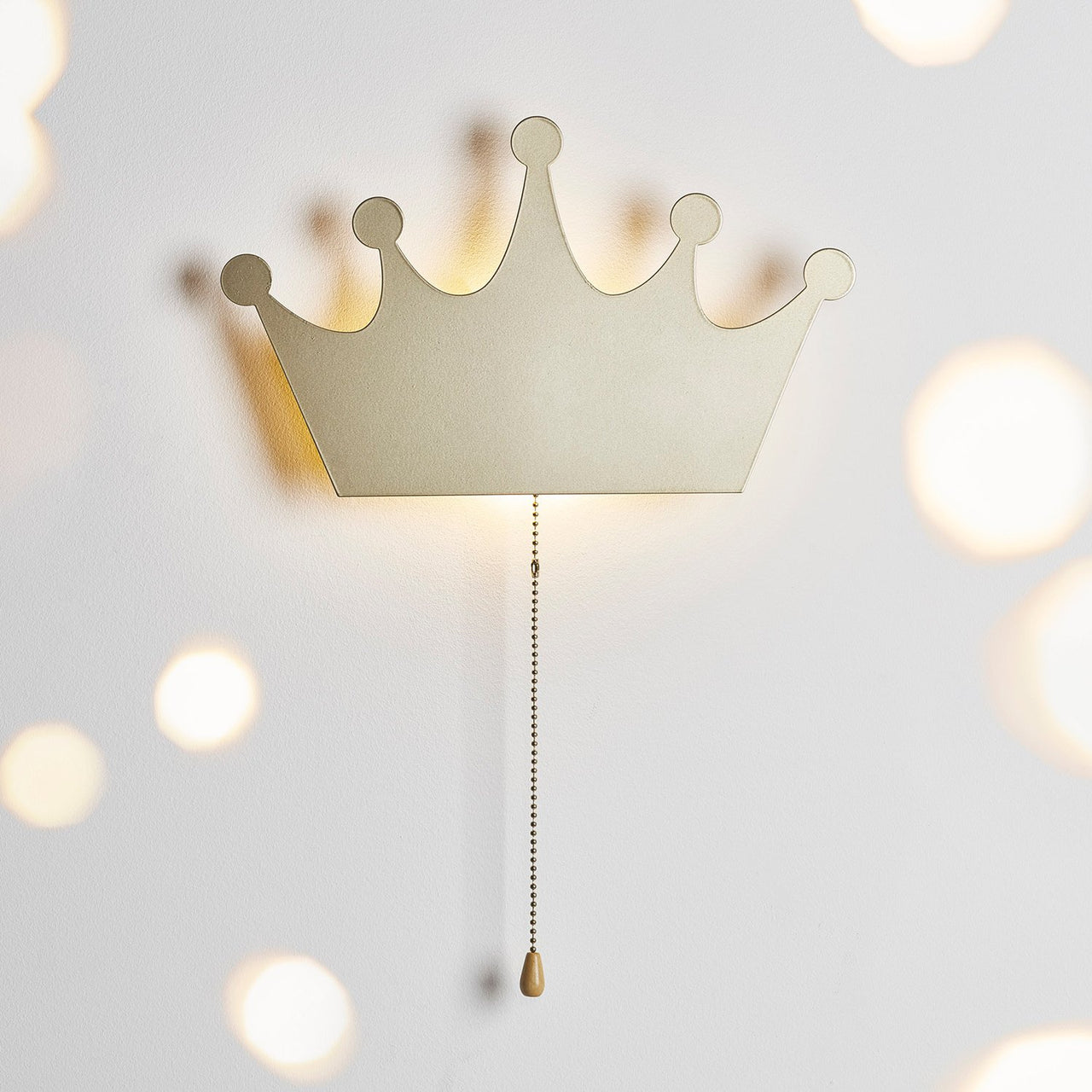 Goldene Krone Wandleuchte angeschaltet mit Lichteffekten.