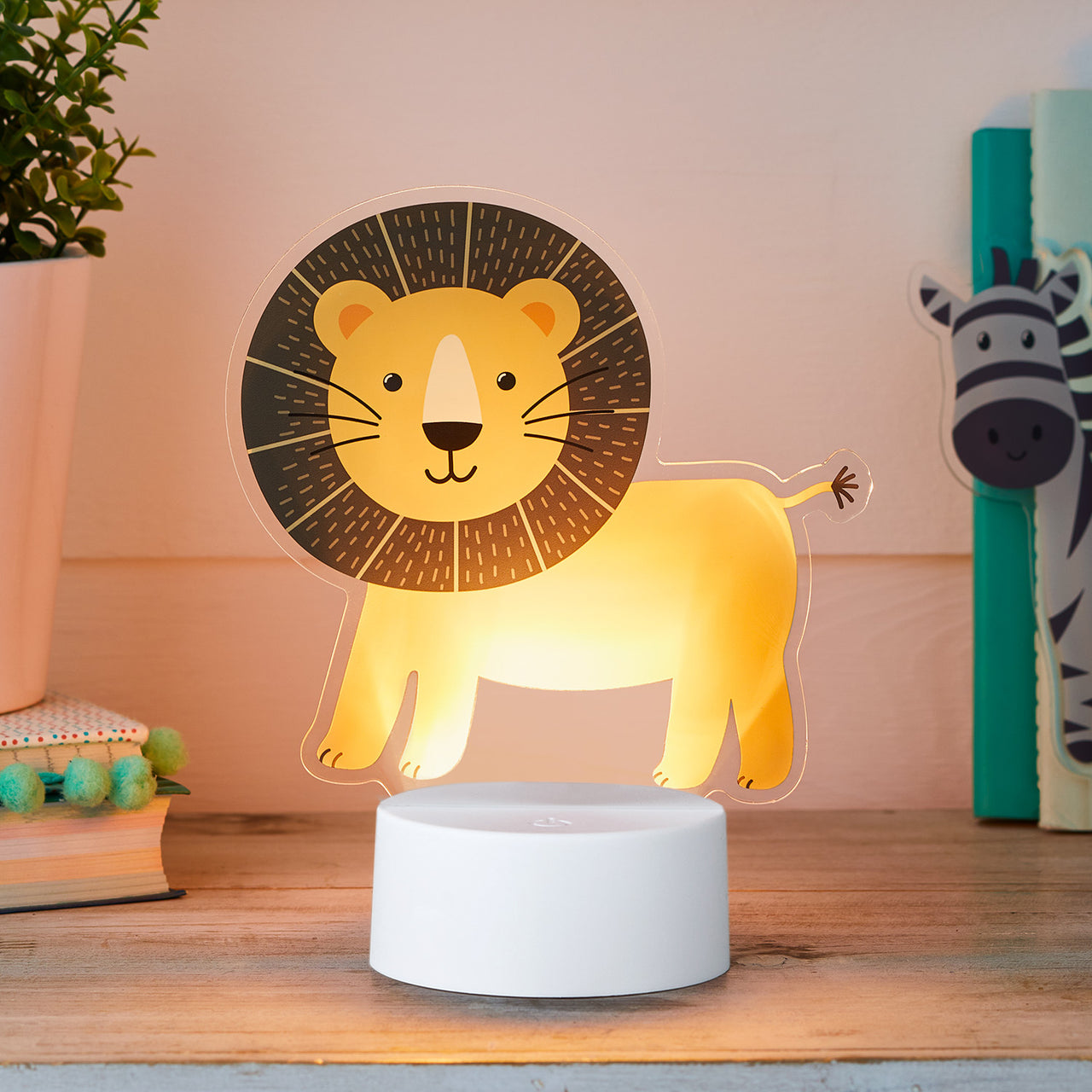 https://www.lights4fun.de/cdn/shop/products/LL21020_2-in-1-Loewe-und-Zebra-USB-Tischlampe-Kinderzimmer-Safari_5.jpg?v=1614611628&width=1280