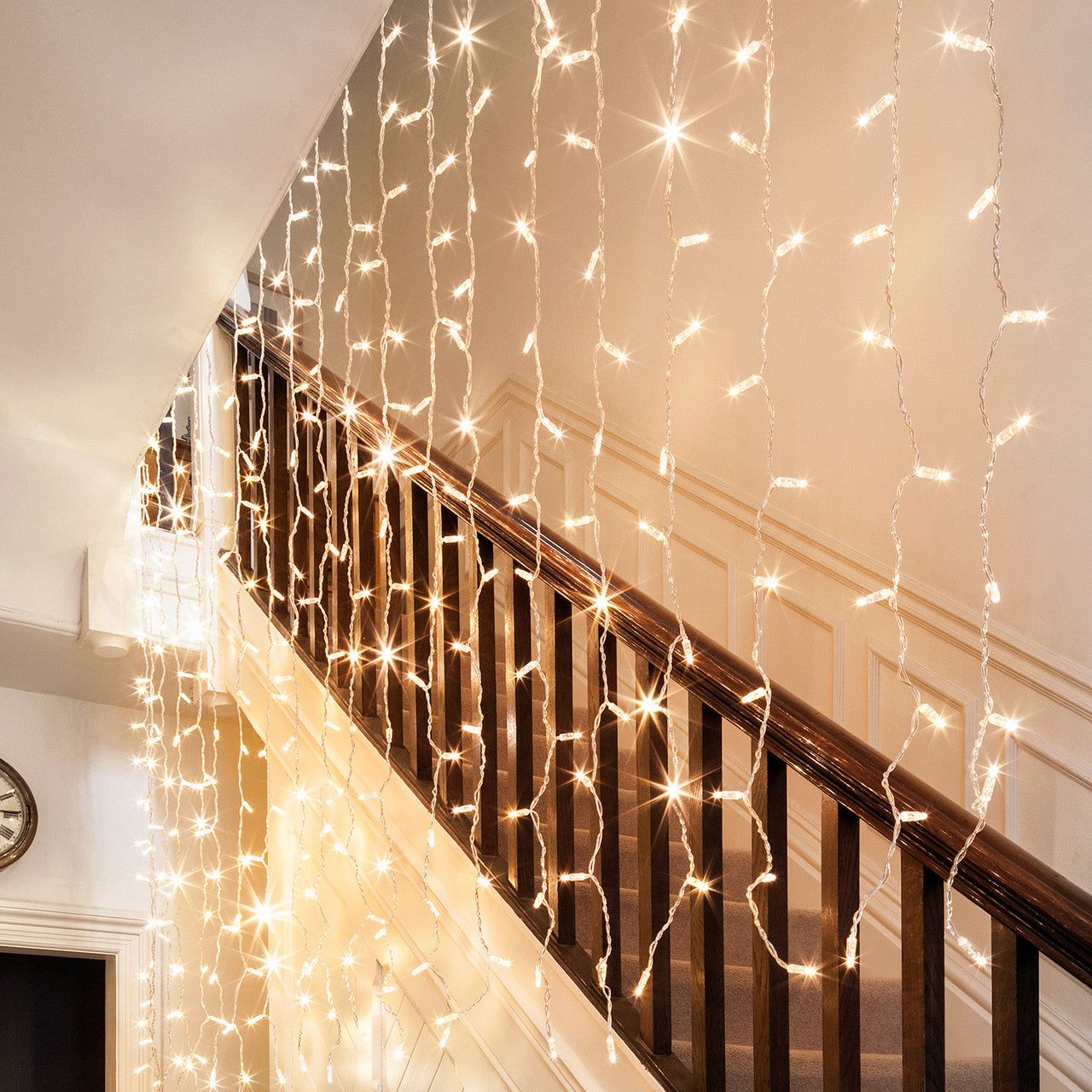https://www.lights4fun.de/cdn/shop/products/ML192YWC_Regular-Warm-White-LED-Connectable-Curtain-Light-In-Hallway-Staircase_P1.jpg?v=1569186117&width=1280