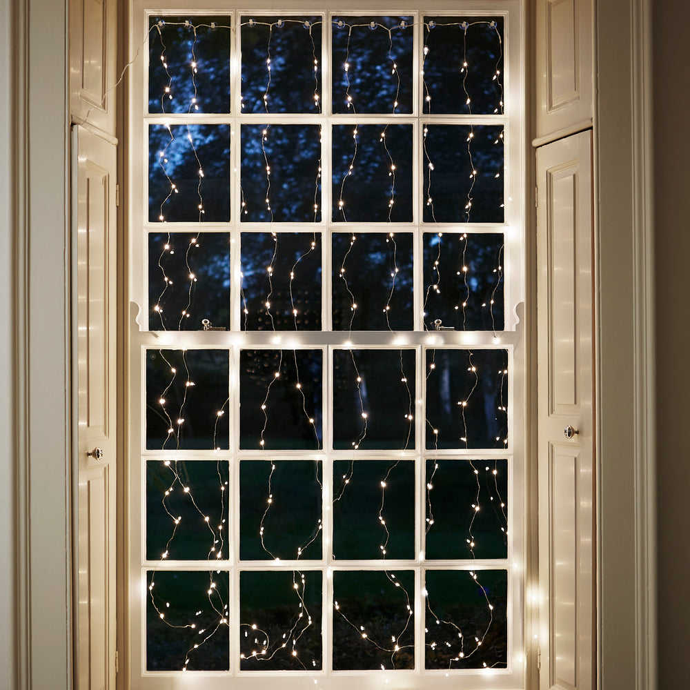 Fensteransicht des LED-Lichtervorhangs am Abend.