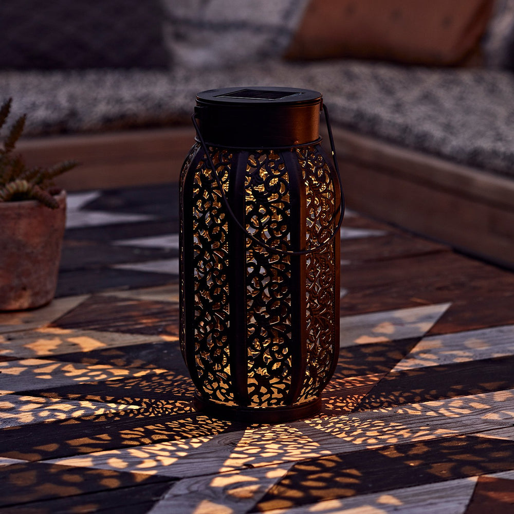 Schwraze metall Laterne mit marokkanischem Muster im Dunkeln.