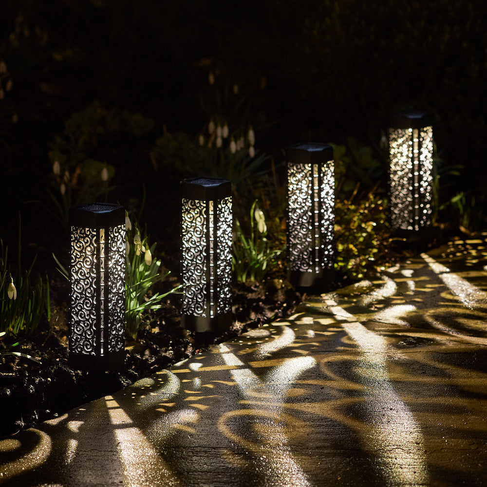 4 Gartenweg Leuchten mit Muster und Leuchteffekt im Dunkeln.