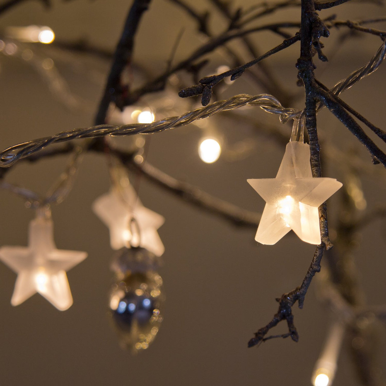 https://www.lights4fun.de/cdn/shop/products/SLF-30-FS-TYW-EURO_Star-fairy-lights-hanging-branches_P2.jpg?v=1705480436&width=1280