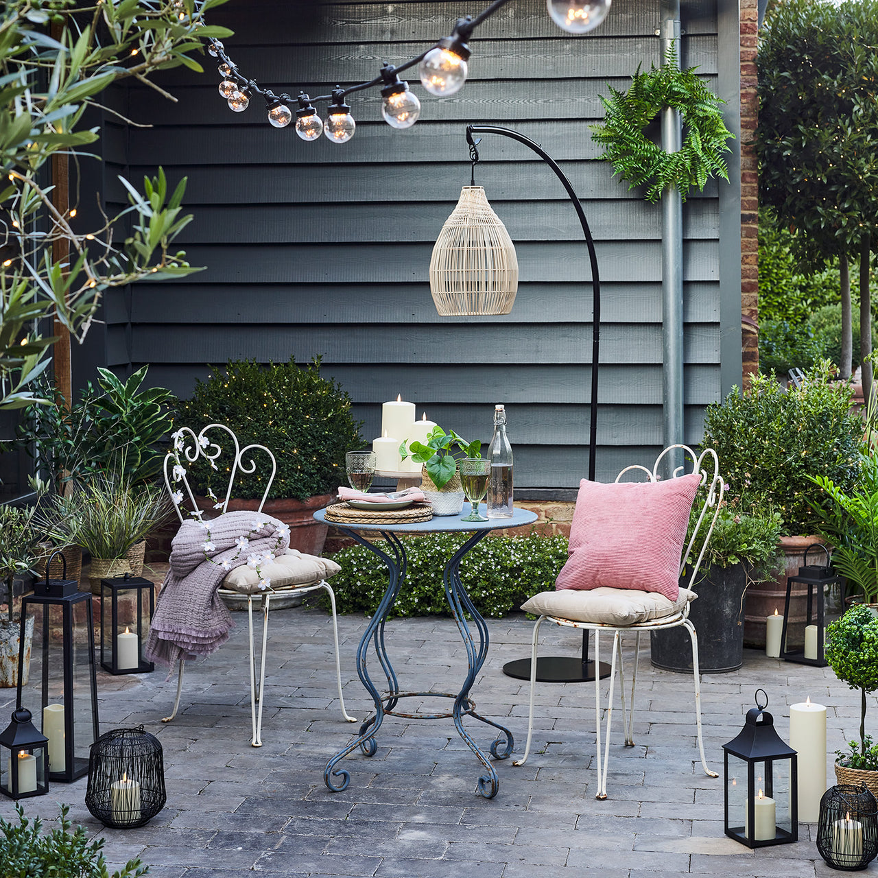 Solar Hängelampe Rattan mit Outdoor Lampenfuß