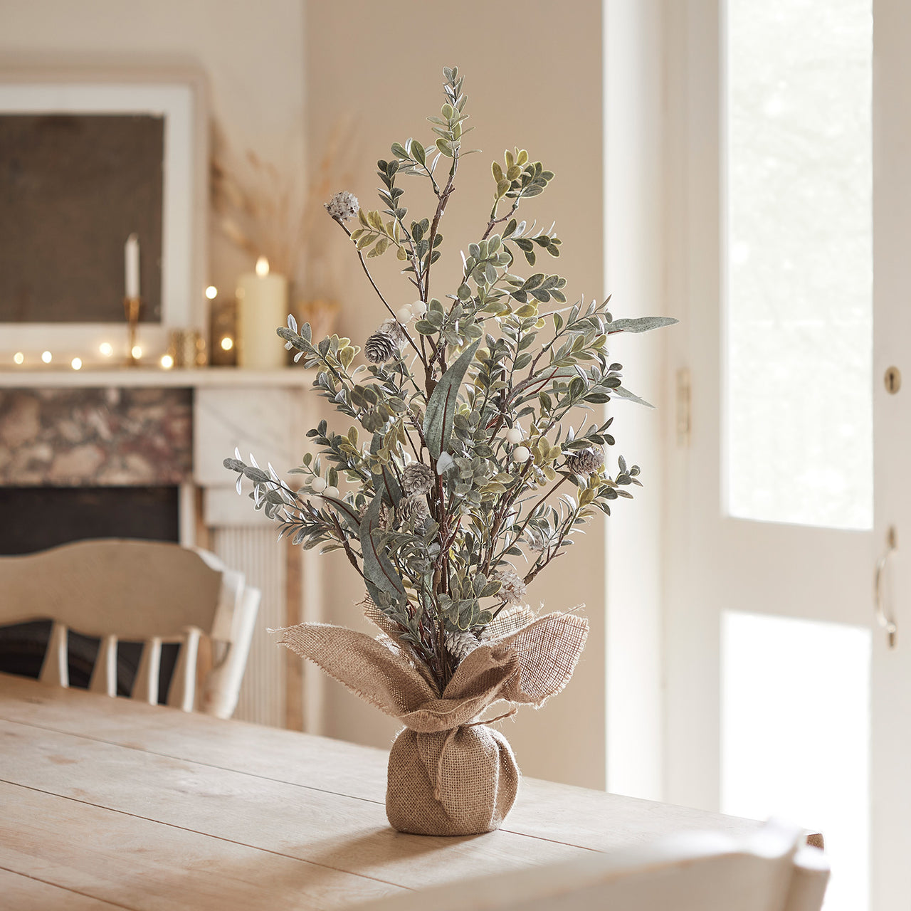 63cm Mini Weihnachtsbaum mit weißen Beeren