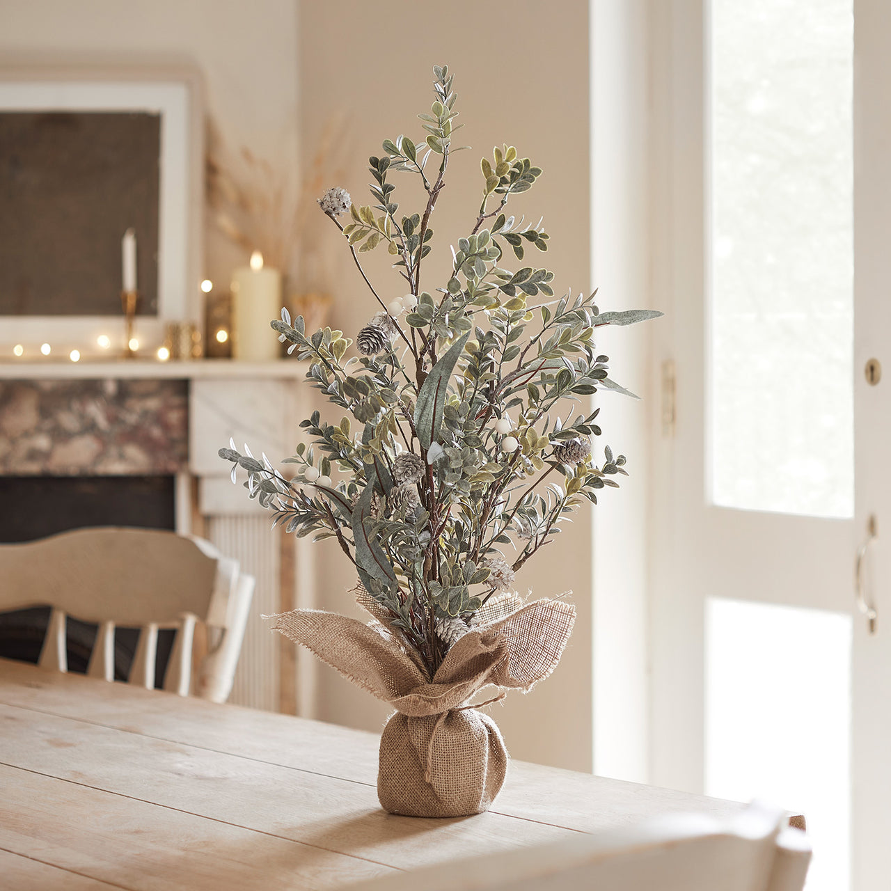 63cm Mini Weihnachtsbaum mit weißen Beeren und Micro Lichterkette