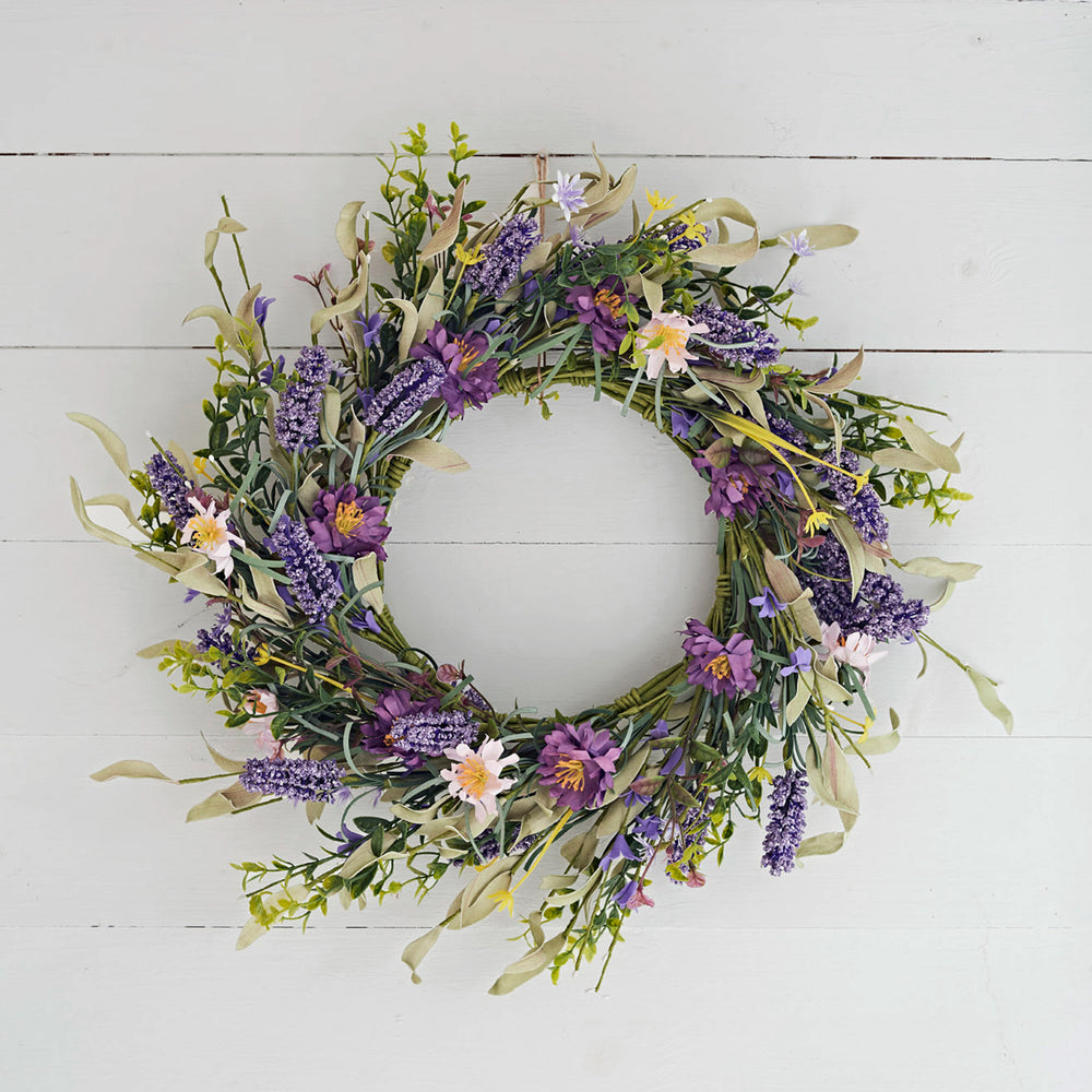 Lavendelkranz mit Blumen als Wanddeko.