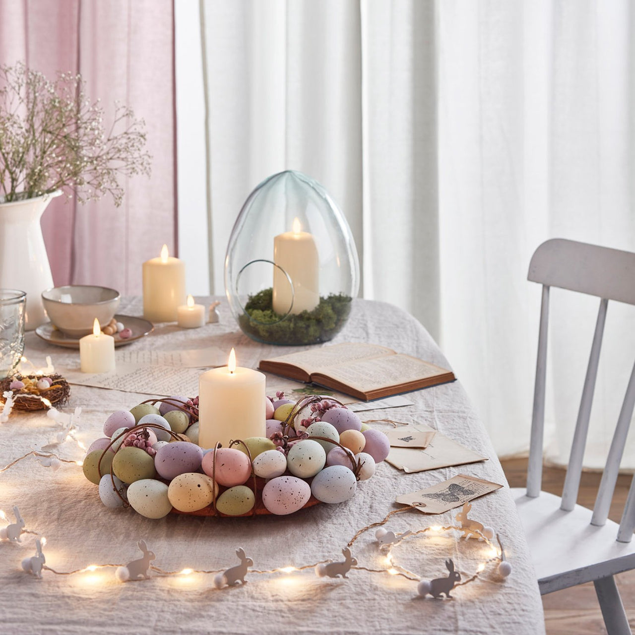 Tischdeko zu Ostern mit Ostereierkranz, LED Kerzen und Micro Lichterkette auf Tisch.