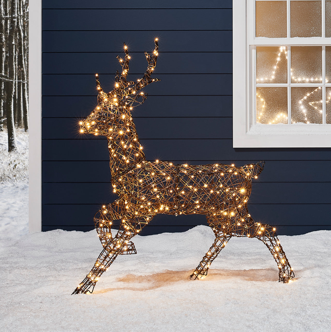 LED-Rentier-Hirsch im Schnee.