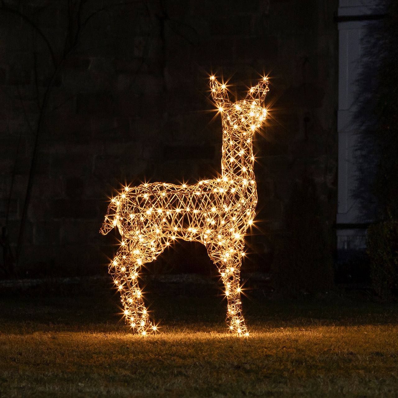 Studley Rattan LED Rentier Mutter Weihnachtsfigur außen