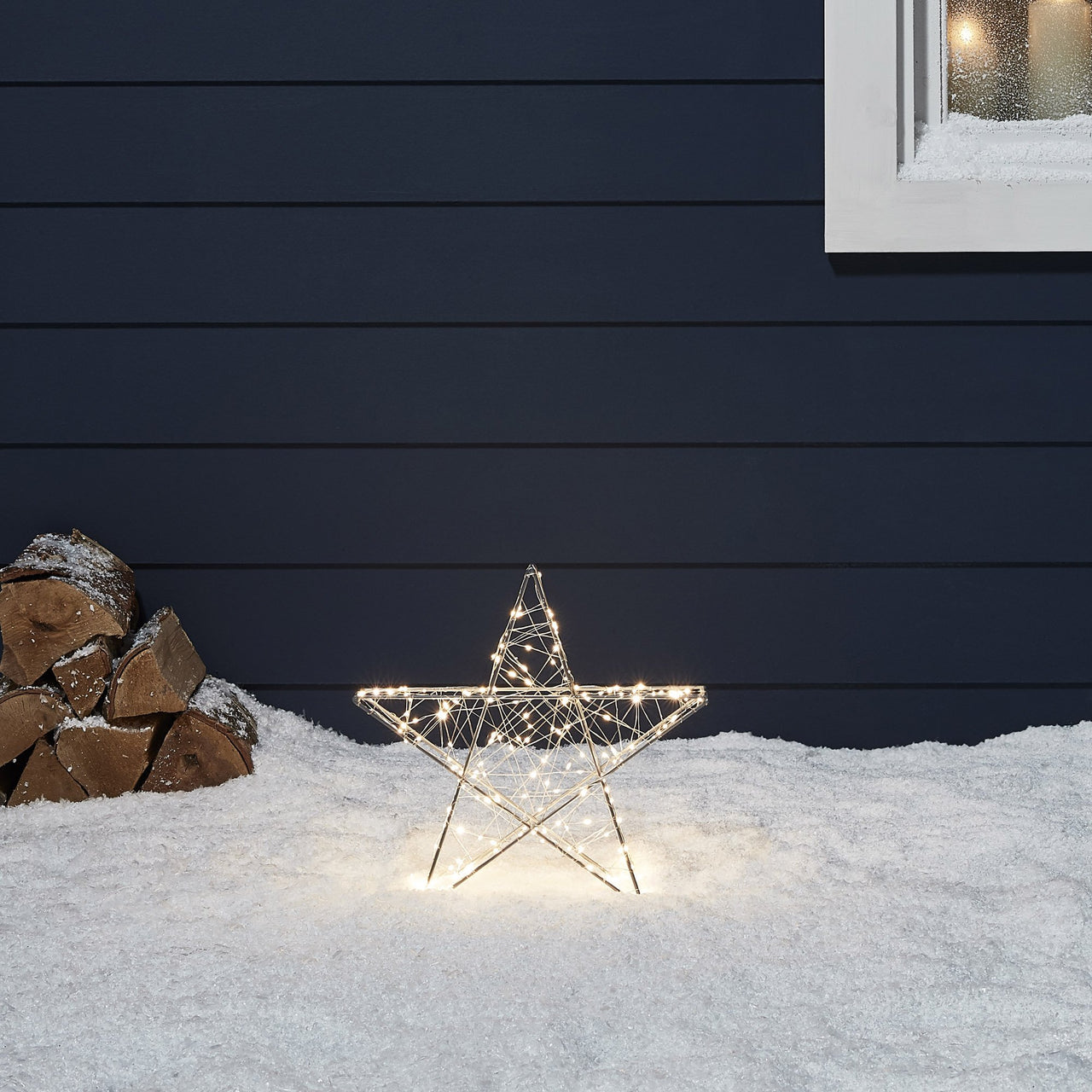 Kleiner LED-Stern für Außen im Schnee.